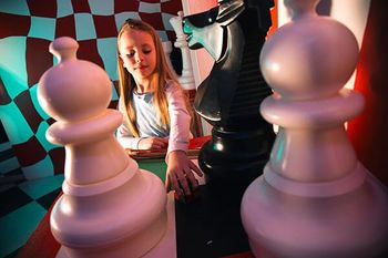 chess puzzle | Alice in Mirrorland escape room