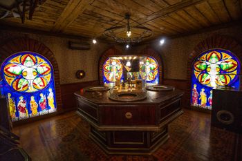 stained glass window room | Leonardo puzzle escape room