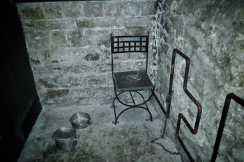 alone prisoner | The Mafia escape room