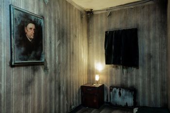 Scary portrait | Haunted motel escape room