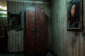 Old and dirty walls| Haunted motel escape room